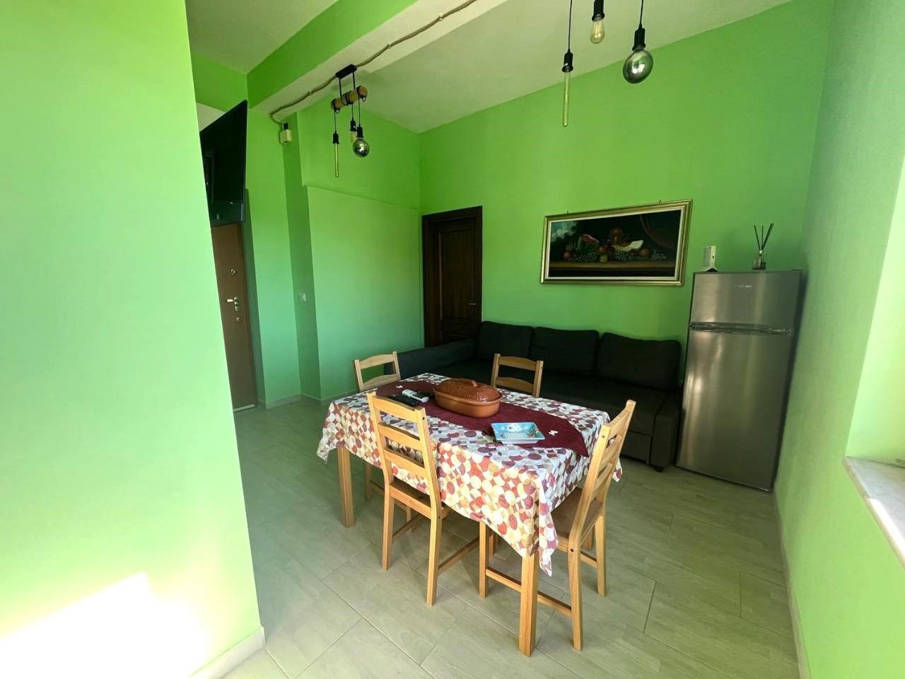 Holiday-Caroline Apartment ปอมเปอี ภายนอก รูปภาพ