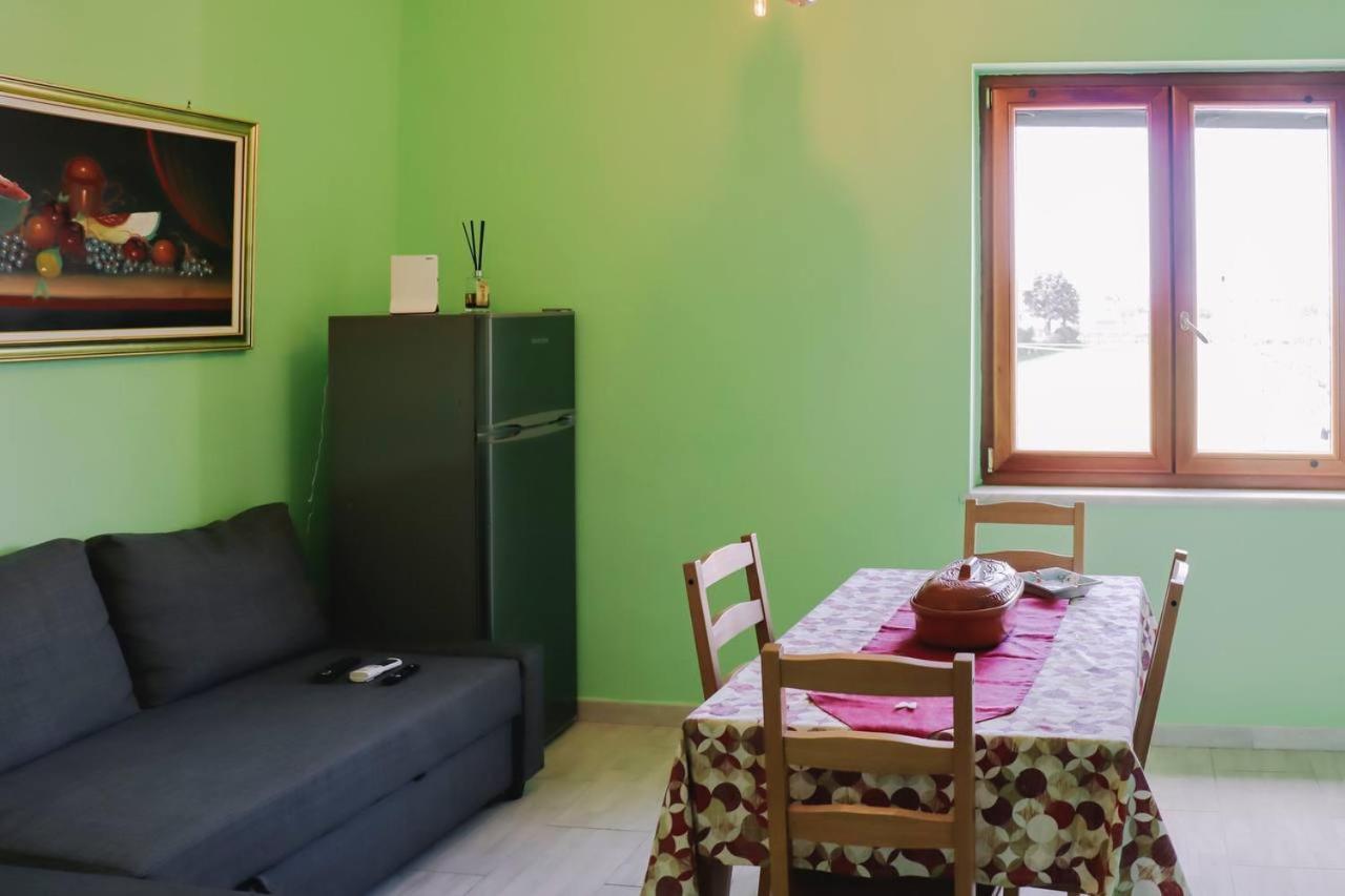 Holiday-Caroline Apartment ปอมเปอี ภายนอก รูปภาพ